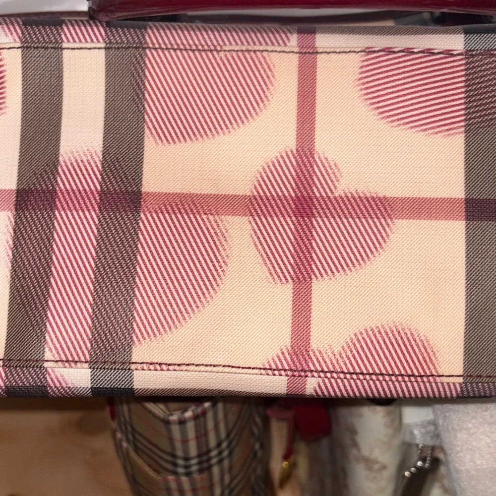 Burberry Heart-Print Tote Bag in Burgundy and Beige - Picture 9 of 14